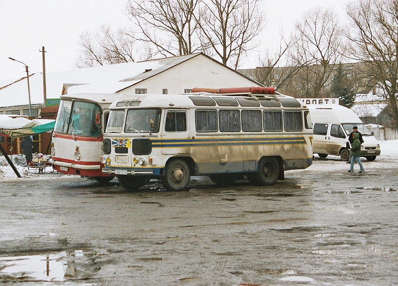 PAZ-672 Bus mit dahinter ein LAZ-695, Sambir Busbahnhof 09-03-2004.
