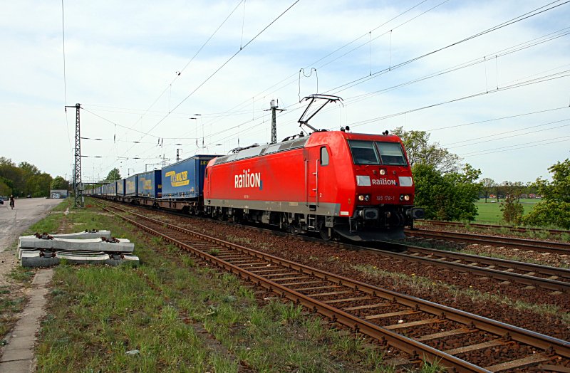 Railion 185 178-1 zieht den  Walter -Zug (DB Schenker Rail Deutschland AG, gesichtet Nuthetal-Saarmund 26.04.2009).