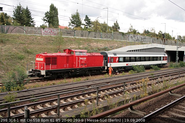 RAILION Logistics 298 316-1 schiebt einen SBB-Personenwagen zum Messegel�nde (Berlin Messe-S�d, 19.09.2008)