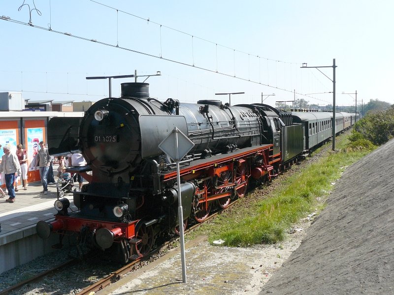 SSN 01 1075 mit Sonderzug in Zandvoort am 30-08-2008.
