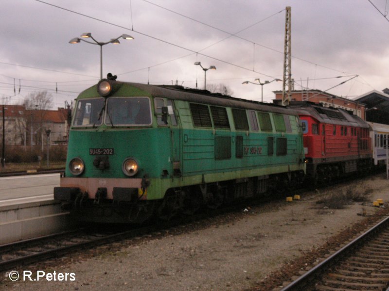 SU45 202 hat sich vor 234 468 gespannt und verl�sst Frankfurt/Oder mit dem EC nach Warschau. 07.02.08