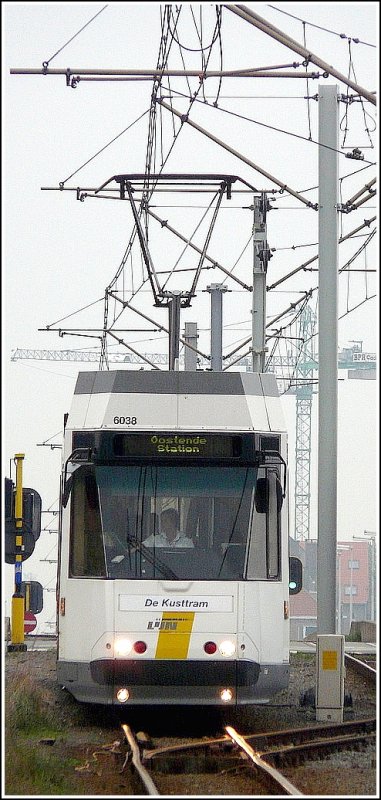 Talfahrt des Kusttram im flachen Land. 11.04.09 (Jeanny)