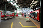 Hakone Tozan Bahn, Partnerbahn der RhB: Endstation Gôra, mit Wagen 2005 rechts und einem Pseudo-Berninabahnwagen links.