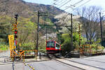 Hakone Tozan Tetsudô, Partnerbahn der RhB: Im steilen Aufstieg von Miyanoshita nach Kowakidani (80 Promille) erscheint der 1997 gebaute Zug 2005-2203-2006 vom Typ  Sankt Moritz .