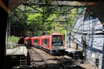 Die Hakone Tozan Bahn, Partnerbahn der RhB, im unteren Abschnitt: Moderner Panoramazug mit den Wagen 3002 (Einzelwagen, 2014) - 3103 - 3104 (Doppelwagen, 2020) in der ersten Station des Aufstiegs,