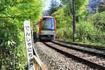 Die Hakone Tozan Bahn, Partnerbahn der RhB, im unteren Abschnitt: Ein neuer Panoramazug mit Triebwagen 3002 erklimmt die Steigung von der unteren zur mittleren Spitzkehre in Ôhiradai.