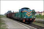PKP SM42 542 rangiert 2 G�terwagen am oberen Bahnsteig (Kostrzyn, 06.08.2009)