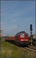 DB Schenker 233 233-6 mit Fans- und Niederbordwagen am 23.07.2012 in Berlin Sch�nefeld Flughafen
