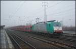ITL E 186 242 kommt am nebligen 20.12.2012 mit leeren Autotransportwagen durch Berlin Sch�nefeld Flughafen.