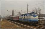 RSBG 228 758 mit der �berf�hrung eines KISS und Personenwagen der ehemaligen Bundesbahn aus B.-Wilhelmsruh am 07.03.2013 H�he Karow weiter nach Ammendorf.