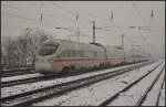 Auch Z�ge k�nnen sich anpassen: DB Fernverkehr 411 077  Rathenow  (Tz 1177) bei schlechtem Wetter am 29.03.2013 als Umleiter in Nuthetal-Saarmund