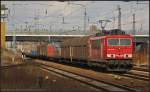 DB Schenker 155 077 mit einem gemischten G�terzug am 07.04.2013 in Berlin Sch�nefeld Flughafen