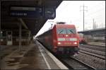 DB Fernverkehr 101 033-9 mit IC 2943 und einigen Fl�chtlingen aus Freilassing in Berlin Sch�nefeld Flughafen, 11.02.2016
