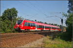 DB Regio 442 329-9 war auf Probefahrt, so die Auskunft in der Fahrtrichtungsanzeige des 5-teiligen Talent 2, als er am 30.08.2017 kurz hinter dem Bahn�bergang der Rudolf-R�hl-Allee in Berlin
