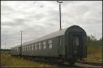 Etwas abseits stehen D-EMBB 56 80 89-40 018-4 (ex DR 61 50 89-40 018-3 Salon) und der hintere Wagen ist D-EMBB 60 80 99-10 669-2 (ex DR 60 50 99-10 669-8 Dienst), welcher als Lokbegleiterwagen vom Eisenbahnmuseum Leipzig genutzt wird. Entdeckt auf den Bahnaktionstagen des F�rderverein Berlin-Anhaltische Eisenbahn e.V. am 15.09.2013 in Lutherstadt Wittenberg