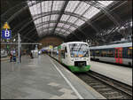 EB VT 326 mit zwei weiteren RS1 stand als RB 80855 nach Saalfeld (Saale) am recht leerem Bahnsteig im Leipziger Hauptbahnhof, 20.03.2023 (95 80 0650 265-1 D-EB,  Elster Saale Bahn , Erfurter Bahn