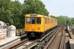 BVG 664 (Typ A3L71) kurz vor der Einfahrt Hallesches Tor auf der Linie U1 (Berlin Hallesches Tor, 01.06.2008).