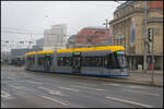 Bei diesigem Wetter ist LVB 1059, ein Stadler Tramino, auf der SL 1  Mockau, Post  am 22.03.2023 aus der Haltestelle Hauptbahnhof ausgefahren.