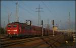 DB Schenker 151 112-0 fuhr den ansonsten in Doppeltraktion bespannten Erzzug alleine durch den Bahnhof Berlin Schönefeld Flughafen, 21.11.2010