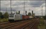 ITL 185 677-2, angemietet von Railpool, ist am 29.08.2011 mit einem Containerzug in Berlin Schönefeld Flughafen unterwegs.