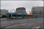 Bei bedecktem Himmel macht sich LVB 1225 auf um in die Haltestelle  Hauptbahnhof  einzubiegen, Leipzig Hauptbahnhof, 22.03.2023 (Bombardier Flexity Classic XXL, NGT12)
