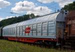 Schiebewandwagen mit vier Radsätzen, ohne Trennwandsystem, Gattung Habbiins, eingestellt als 31 81 2743 483-1 A-ÖBB, der Rail Cargo Austria abgestellt am 22.07.2012 in Betzdorf/Sieg.
Diese großräumigen Wagen sind mit Schiebewänden ausgerüstet, die von einer Person bewegt werden können. Im geöffneten Zustand ist der Zugang zur halben Ladefläche von beiden Seiten möglich. Das Be- und Entladen mit Gabelstaplern ist damit sowohl von einer Rampe als auch von ebener Erde möglich.

Techn. Daten: Länge über Puffer 23,35 m > Eigengewicht 27,5t >  Ladefläche 62,5m² (Platz für 63 EUR-Paletten)
