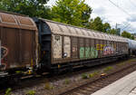Vierachsiger, gro�r�umiger Drehgestell-Schiebewandwagen 33 85 2740 797-1 [P] CH-TWACH, der Gattung Habbiins 17 (TWA HB17), der TWA – Transwagon AG (Zug), am 06 August 2026 im Zugverband bei einer Zugdurchfahrt in Kirchen/Sieg. Leider sind solche Wagen immer sehr beschmiert.

Diese gro�r�umigen Wagen sind mit Schiebew�nden ausger�stet, die von einer Person bewegt werden k�nnen. Im ge�ffneten Zustand ist der Zugang zur halben Ladefl�che von beiden Seiten m�glich. Das Be- und Entladen mit Gabelstaplern ist damit sowohl von einer Rampe als auch von ebener Erde m�glich. Die Wagen sind f�r eine schonende Bef�rderung hochempfindlicher G�ter verschiedener Art. Er bietet Platz f�r 63 Euro-Paletten (800 x 1.200 mm) oder 42 Industrie-Paletten (1.000 x 1.200 mm).

TECHNISCHE DATEN:
Spurweite: 1.435 mm (Normalspur)
Anzahl der Achsen: 4 (in zwei Drehgestellen)
L�nge �ber Puffer: 23.264 mm
Drehzapfenabstand: 17.724 mm
Achsabstand im Drehgestell: 1.800 mm
Ladel�nge: 22.000 mm
Ladebreite: 2.840 mm
Ladefl�che: 62,4 m�
Laderaum: 167 m�
Fu�bodenh�he von SOK: 1.200 mm
Min. befahrbarer Kurvenradius: R= 60 m
Eigengewicht: 26.000 kg
Max. Ladegewicht: 56,0 (Streckenklasse C), 64,0 t (ab Streckenklasse D)
Maximale Radsatzlast: 22,5 t
Schiebewand�ffnung: 2 x 10.808 mm
H�chstgeschwindigkeit: 100 km/h (beladen) / 120 Km/h (leer)
Bauart der Bremse: KE-GP-A max. 59 t
Verwendungsf�higkeit: RIV (Regolamento Internazionale Veicoli)
