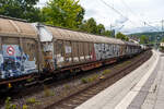 Vierachsiger Drehgestell-Gro�raum-Schiebewandwagen 31 81 2893 061-3 A-RCW, der Gattung Habbiillns, der Rail Cargo Austria (zur �BB), am 06 August 2026 im Zugverband bei einer Zugdurchfahrt in