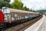 Vierachsiger gedeckter Drehgestell-Gro�raumschiebewandwagen, 31 81 2743 021-0 A-RCW, der Gattung Habbiins, der Rail Cargo Austria (zur �BB), am 06 August 2026 im Zugverband bei einer Zugdurchfahrt in