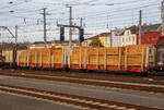 Vierachsiger (2x2) offene Flachwageneinheit mit Rungen und hohen Stirnwänden, 2181 4395 223-0 A-RCW, der Gattung Laaprs „Woodrailer“, der Rail Cargo Austria (zur ÖBB), am