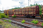   Drehgestell-Flachwagen mit vier Radsätzen für den Holztransport, 37 80 3521 102-8 D-ORME, der Gattung Rnoos 644 der der On Rail GmbH (Mettmann) beladen mit Fichten-Rundholz abgestellt am