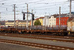 Vierachsiger Drehgestell-Flachwagen, mit Stirnwandklappen und Drehrungen, ohne Seitenklappen, 31 81 3991 021-6 A-RCW, der Gattung Rns-z, der Rail Cargo Austria (zur ÖBB), am 12.09.2022 im