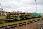 4-achsiger Drehgestell-Flachwagen fr den Holztransport mit Rungen und hohen Stirnwnden, 33 56 3527 033-3 SK-AMBSK (33 RIV 56 SK-AMBSK3527 033-3) der Gattung Roos des slowakischen Wagonvermieters