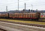 Vierachsiger Holztransportwagen (Drehgestellflachwagen mit Rungen und Stirnwänden) 31 81 3523 104-7 A-RCW, der Gattung Rnoos-uz, der Rail Cargo Austria (zur ÖBB), beladen mit Fichten-Rundholz, abgestellt am 14 Januar 2025 beim Bahnhof Attnang-Puchheim.

Die ÖBB bzw. Rail Cargo Group zählen in ihrem Fuhrpark mehrere für den Holztransport dienliche Wagenkonstruktionen. Als eine der jüngsten Bauarten mit Drehgestellen ist der Rungenwagen Rnoos-uz zu nennen. Dieser Wagentyp wurde eigens für die ÖBB beschafft, die im eigenen Lande noch, dank staatlicher Unterstützung, umfangreiche Holztransporte durchführt. Im Bestand befinden sich rd. 300 Wagen, die eine LüP von fast 23 Meter erreichen. Für die Verzurrung des Ladegutes mit Spanngurte oder ähnlichen sind im Wagenboden weitere Öffnungen vorgesehen. Dieser Wagen hat 11 Spanngurte und 10 fixen Rungenpaare.

Ein Wagen mit der Gattungsbezeichnung Rnoos-uz charakterisiert sich wie folgt:
R – Flachwagen in Regelbauart mit Drehgestellen
n – Lastgrenze > 60 t
oo – feste Stirnwände ≥ 2 m
s – geeignet für Züge bis 100 km/h
u – Ladelänge 20,7 m
z – Ladelänge 21 m (Rns)

TECHNISCHE DATEN:
Gattung: Rnoos-uz (Gattungskennzahl 3523)
Länge über Puffer: 22.760 mm
Drehzapfenabstand:17.610 mm
Achsanstand in den Drehgestellen: 1.800 mm
Ladelänge: 21.600 mm
Ladebreite: 2.580 mm
Ladefläche: 55,73 m²
Fußbodenhöhe: 1.193 mm
Wagenbreite: 2.930 mm
Rungenhöhe: 2.100 mm
Höchstgeschwindigkeit: 100 km/h 
Eigengewicht: 26.200 kg
Maximales Ladegewicht: 63,8 t (ab Streckklasse D)
Kleinster bef. Gleisbogenradius: R = 75 m
Bauart der Bremse: KE-GP-A max. 59 t (K) 
Bremssohle: C 810
Handbremse: Ja 
Intern. Verwendungsfähigkeit:  RIV
