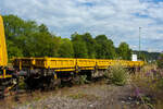 Vierachsiger Drehgestell-Flachwagen mit Drehrungen, 37 80 3947 001-8 D-DBG, der Gattung Res, der DB Bahnbau GmbH (noch als DBG - Deutsche Bahn Gleisbau GmbH eingestellt), ist am 14 August 2013 im Rbf Betzdorf/Sieg, gekuppelt mit dem Gleisarbeitsfahrz ...