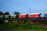 Ein etwas anderer Erzwagen - RockTainer ORE - Variante C01, ein 2 x 4-achsiger Flachwagen in Sonderbauart (Doppelwagen) bzw. ein 8-achsiger Containertragwagen, 35 81 4658 072-7 A-IF, der Gattung Sggmmrrs 60ft, der österreichischen INNOFREIGHT mit zwei aufgesetzten 30 ft RockTainer ORE (Variante C01), am 18 Juni 2025 im Zugverband bei Köln-Gremberg, aus einem Zug fotografiert. 

Grundsätzlich besteht ein InnoWaggon aus zwei kurzgekuppelten Einzelwagen. Leichtbauweise und hohe Belastbarkeit differenzieren diese Waggons dabei klar von anderen und ermöglichen deutlich höhere Zuladung für den Transport von unterschiedlichsten Gütern. Der InnoWaggon vereint den Tragwagen und die auswechselbaren Behälter zu einem innovativen Konzept, das eine flexible Nutzung verspricht. Der Einsatz der Spezialbehälter wird dabei der jeweiligen Branche angepasst, da die Behälter je nach Anforderung wie spezifisches Schüttgewicht oder Entladestation eingesetzt werden.

Als Teil der INNOFREIGHT RockTainer Systeme wurde der RockTainer ORE für den Transport von Eisenerz, Erzpellets und Kalkstein optimiert. Mit einem Ladevolumen von 47 m³ können bis zu 138 Tonnen an Material in nur einem RockTainer ORE transportiert werden. Die Entladung erfolgt schlagartig in einen Tiefbunker. Ein Ganzzug besteht meist aus 27 Wagen und transportiert so rund 3.700 Tonnen Erz.

TECHNISCHE DATEN eines 60 ft InnoWaggon:
Gattung: Sggrrs
Gattungskennzahl: 4658
Hersteller (Wagen): Tatravagónka a.s. Poprad (Slowakei)
Baujahr: 2018
Spurweite: 1.435 mm (Normalspur)
Achsenanzahl: 8 pro Doppelwagen (in 4 Drehgestellen)
Länge über Puffer: 22.500 mm 
Breite: 2.890 mm
Drehzapfenabstand: 2 x 6.010 mm
Achsabstand in den Drehgestellen: 1.800 mm
Raddurchmesser: 920 mm (neu)
Länge Ladefläche: 2 x 9.125 mm (2 x 30 ft)
Höhe der Ladefläche über SOK: 1.155 mm
Eigengewicht: ca. 40.600 kg
Max. Geschwindigkeit: 100 km/h (beladen) / 120 km/h (leer)
Max. Zuladung pro Doppelwagen: 136,6 t (ab Streckenklasse D4)

Max. Achslast 22,5 t
Bremse: KE-GP-A (K)
Bremssohle: Jurid 822
Kleinster befahrbarer Gleisbogen: R = 75m
Intern. Verwendungsfähigkeit: TEN-GE

TECHNISCH DATEN eines RockTainer ORE:
Länge: 30 ft / 9.125 mm
Höhe: 2.900 mm ab OK Wagen (3.233 mit Rutschen)
Breite: 3.050 mm
Eigenwicht: ca. 6.300 kg
Ladevolumen: 45 m³
