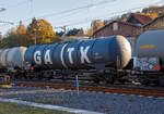 Vierachsiger Drehgestell-Kesselwagen 33 80 7837 320-0 D-GATXA der Gattung Zans der GATX Rail Austria GmbH (registriert in Deutschland), Zugverband am 09.11.2021 bei der Zugdurchfahrt in Betzdorf