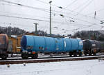 Vierachsiger 98 m³ Drehgestell-Kesselwagen 37 80 7929 624-0 D-ERR, der Gattung Zacns 3, der ERR European Rail Rent GmbH am 08.03.2023 im Zugverband bei der Zugdurchfahrt in Betzdorf (Sieg).