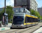 Stra�enbahn / Stadtbahn Porto Metro MP 001 an der Haltestelle Camara Gaia am 13.05.2018.