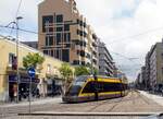 Metro MP 020 biegt am ehemaligen Endpunkt Metosinhos Sul am 14.05.2018 in Porto, Portugal ab zur Endstation.