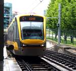 Triebwagen der Metro de Porto MP Flexity Swift f�hrt in die Station Trindada in Porto ein, am 14.05.2018.