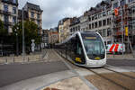 Stra�enbahn L�ttich der Triebwagen LETEC 5120, ein siebenteiliger niederfluriger und klimatisierter Zweirichtungs-Stra�enbahnwagen des Typs CAF Urbos 100 des spanischen Herstellers Construcciones y