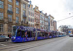   Straßenbahn Amsterdam:  Zwei gekuppelte fünfteilige ER- Niederflur-Gelenktriebwagen vom Typ Siemens Combino Advanced, TW 2093 und ein weiterer der Amsterdamer Verkehrsbetriebe GVB am 31.03.2018 als