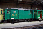 Historischer Straßenbahn-Posttriebwagen ex RhSt Ze 2/2 Nr. 31 (Rheintalische Strassenbahnen, zuvor Straßenbahn Altstätten–Berneck) heute bei der Museumsbahn Blonay–Chamby, hier am 27.Mai 2023 im Museum Chaulin, genau 11 Jahre später nach meiner letzten Sichtung nun in 1400 px Größe.

Der Triebwagen wurde von SIG (Schweizerische Industrie-Gesellschaft, Neuhausen am Rheinfall) 1914 gebaut, die elektrische Ausrüstung lieferte BBC. Für den Bau wurde Untergestell des Wagens Ce 1/2 Nr. 4 (Baujahr 1897 von MAN, Alioth, MFO) verwendet. Er diente dann dem Posttransport vom SBB-Bahnhof zur Post in Altstätten. Der Wagen erhielt 1941 einen zweiten Fahrmotor aus einem abgebrochenen Wagen (5 oder 6). Nachdem die Post in Altstätten neu gebaut worden war, wurden die Posttransporte 1959 auf die Straße verlegt und der Triebwagen wurde nicht mehr benötigt. So gelangte 1967 als eines der ersten Fahrzeuge zur Museumsbahn Blonay–Chamby.

TECHNISCHE DATEN:
Type: Ze 2/2 (bis 1931 Ze 1/2)
Spurweite: 1.000 mm
Länge: 7.000 mm
Triebraddurchmesser: 840 mm (neu)
Eigengewicht: 6 t
Zuladung: 5 t
Ladefläche: 8 m²
Leistung: 2 x 16 kW = 32 kW (44 PS), bis 1941 1 x 16 kW
Getriebeübersetzung: 1:4,55
Höchstgeschwindigkeit: 30 km/h
Stromsystem:1000 Volt DC (Gleichstrom)
Stromabnehmer: Lyrastromabnehmer

Neben diesem ehemaligen Fahrzeug der Rheintalische Strassenbahnen ist noch ein weiteres Fahrzeug, der Ce 2/4 11, erhalten geblieben. Dieser ging an die Tram Locarno, 1960 ging er an die SSIF als Ce 2/4 4. Heute steht er als Denkmal in Santa Maria Maggiore, siehe auch http://hellertal.startbilder.de/bild/italien~privatbahnen~vigezzina-centovallibahn-ssif-und-fart/577066/der-ssif-ce-24-nr4-denkmal-triebwagen.html
