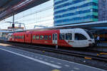 Der diesel-elektrische Stadler GTW 2/6 - Spurt 10.264 „Alfred Mozer“ der Arriva Nederland steht am 29 April 2025 im Bahnhof Arnhem Central (Arnheim Hbf), als Stoptrein RS33 nach Tiel, zur Abfahrt bereit. 

Der dieselelektrische Triebzug ...