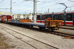 Der meterspurige vierachsige Flachwagen A-StH N 26 421 der Stern & Hafferl Verkehrsgesellschaft m.b.H., ex Brohltalbahn ???, ist am 14 Januar 2025 beim Bahnhof Vorchdorf-Eggenberg abgestellt.

Der Wagen wurde 1958 von der Waggonbau Brüninghaus ...