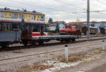 Der meterspurige vierachsige Flachwagen A-StH N 26 421 der Stern & Hafferl Verkehrsgesellschaft m.b.H., ex Brohltalbahn ???, ist am 14 Januar 2025 beim Bahnhof Vorchdorf-Eggenberg abgestellt.

Der Wagen wurde 1958 von der Waggonbau Brüninghaus ...