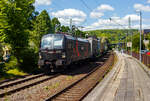 Die an die HELROM GmbH (Frankfurt am Main) vermietete Siemens Vectron MS 5370 068-6 'CHRISTIAN' / 6193 237 (91 51 5370 068-6 PL-ID) der CARGOUNIT Sp. z o.o. (Wrocław / Breslau) fährt am 09 Mai 2025 mit dem (sehr kurzen) mit dem HELROM Trail ...