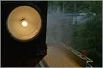 Für einmal der 'Schweizer-Lichtwechsel' als Motiv, bzw. die Lampe der SEG G 2x 2/2 105 der Blonay Chamby Bahn während der Fahrt von Blonay nach Chamby mit einem durch Dampf und Wetter getrübten Blick auf den Baye de Clarens Viadukt.

 ...
