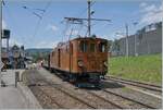 Das 'Festival Suisse de la vapeur' (Schweizer Dampffestival 2025) begeistert (zumindest mich) auch immer wieder mit eklektisch betriebenen Zügen wie hier die herrliche Bernina Bahn  RhB Ge 4/4 81 der Blonay Chamby Bahn welche mit einem Zug in Bl ...